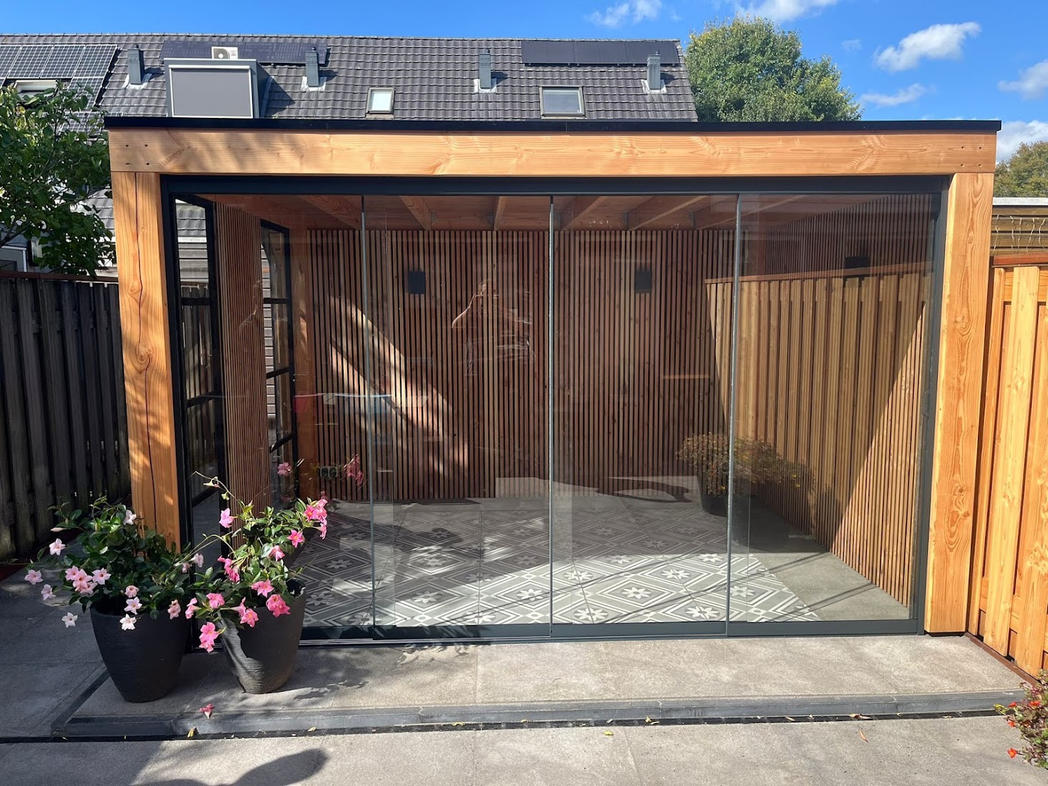 Tuinkamer met glazen wand in Terwijde